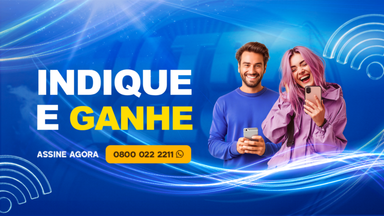 A imagem mostrada em indique_e_ganhe_2026_horizontal.png é um banner promocional em formato horizontal, com um fundo em tons de azul vibrante e linhas luminosas brancas que remetem a ondas de sinal de internet. No centro, o texto principal é "INDIQUE E GANHE", escrito em letras grandes e brancas. À direita do texto, há um homem sorrindo com um smartphone na mão e uma mulher de cabelo roxo, rindo e segurando o dela, parecendo conversar ou compartilhar algo. Na parte inferior, há um botão laranja com o número de telefone 0800 022 2211 e o texto "ASSINE AGORA" em branco acima dele. No canto inferior esquerdo, há símbolos brancos de ondas de rádio (Wi-Fi).